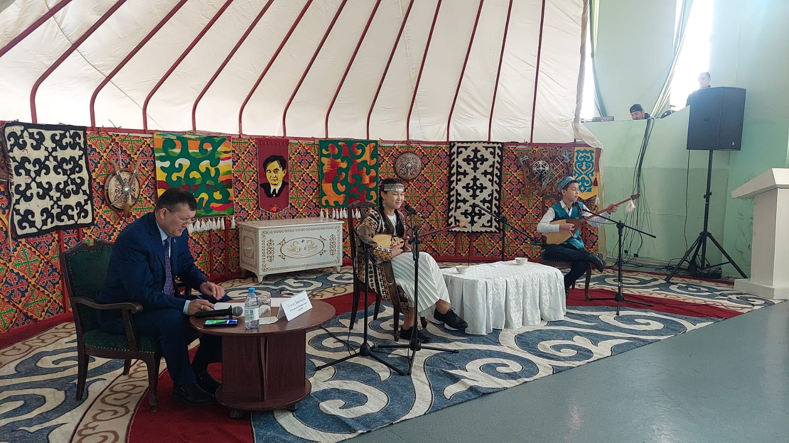 Жас жүрек жырлайды