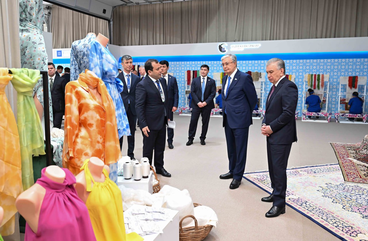 Екі ел президенттері өнеркәсіп тауарлары көрмесін тамашалады