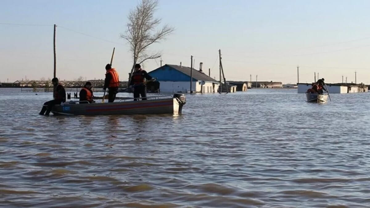 Мәжіліс депутаты тасқын салдарынан көз жұмғандардың туыстарына көңіл айтты