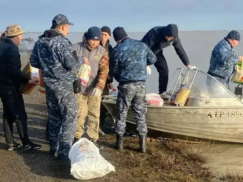 Атырауда 7 мың ерікті су тасқынымен күресіп жүр