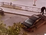 Ақтауда ауладағы көліктің үстіне мініп секірген тұрғын ұсталды