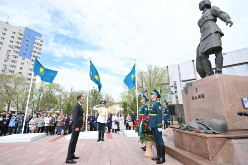 Сенат Төрағасы Әлия Молдағұлованың ескерткішіне гүл шоғын қойды