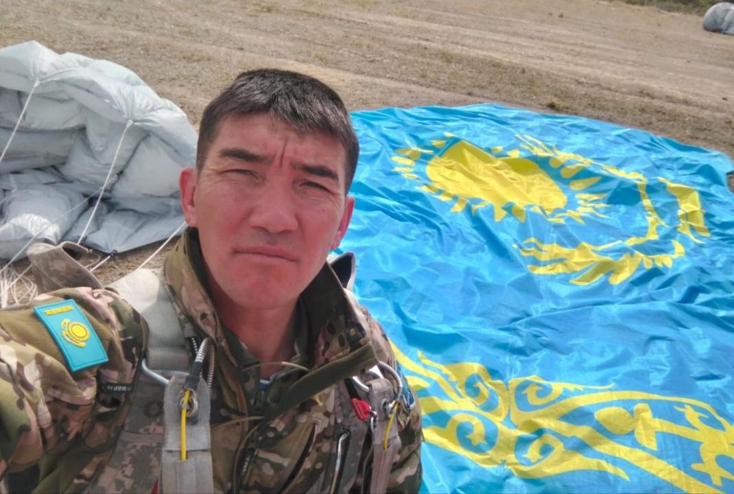 Қазақтың десантшы жауынгері Түркияда көк туды желбіретті