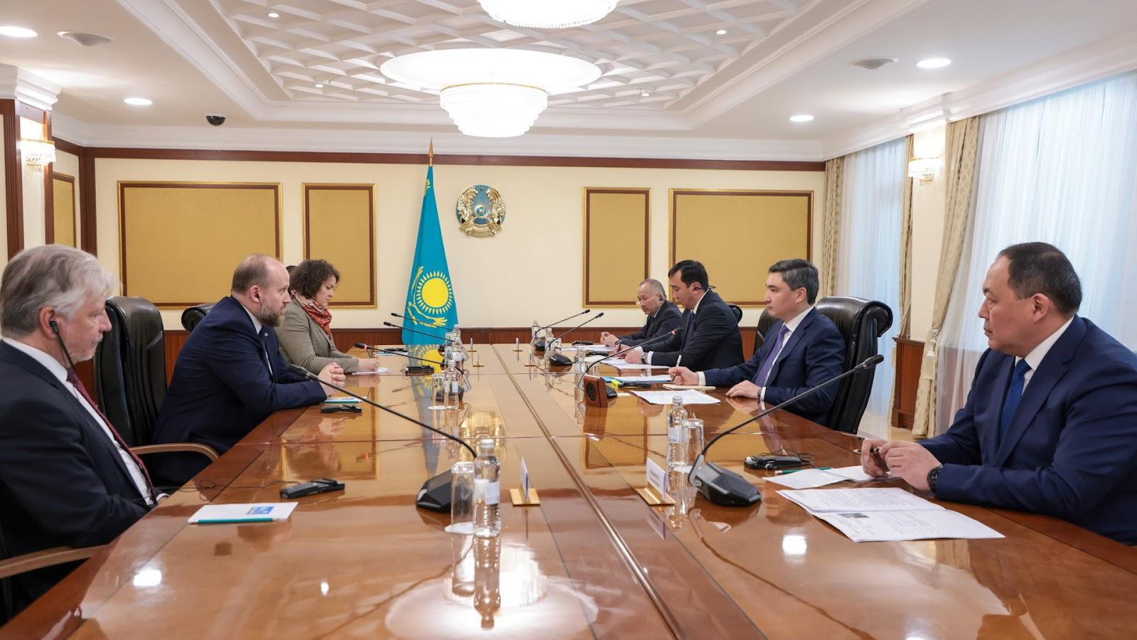 Қазақстан Үкіметі елдің көлік-логистикалық әлеуетін барынша ашуға ниетті - Олжас Бектенов