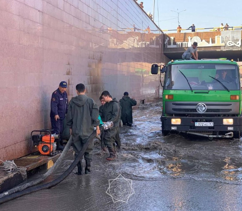 Шымкентте көпір астындағы жолды су басып қалды