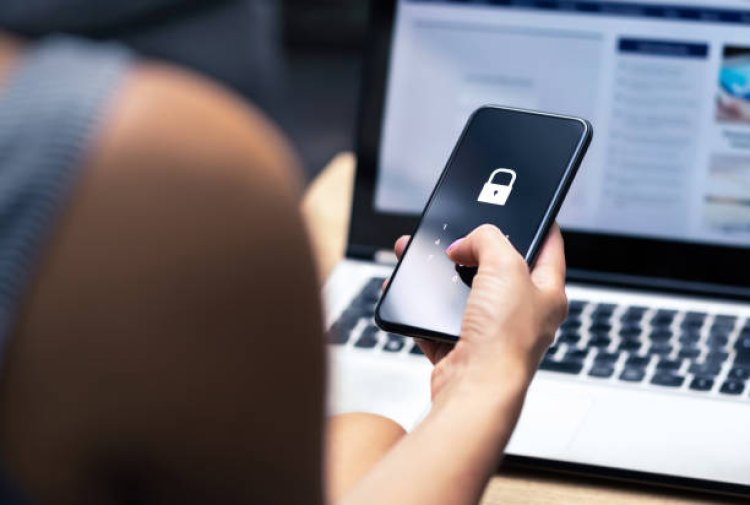 Алматы әуежайының қызметкерлері 50-ден астам смартфон ұрлаған