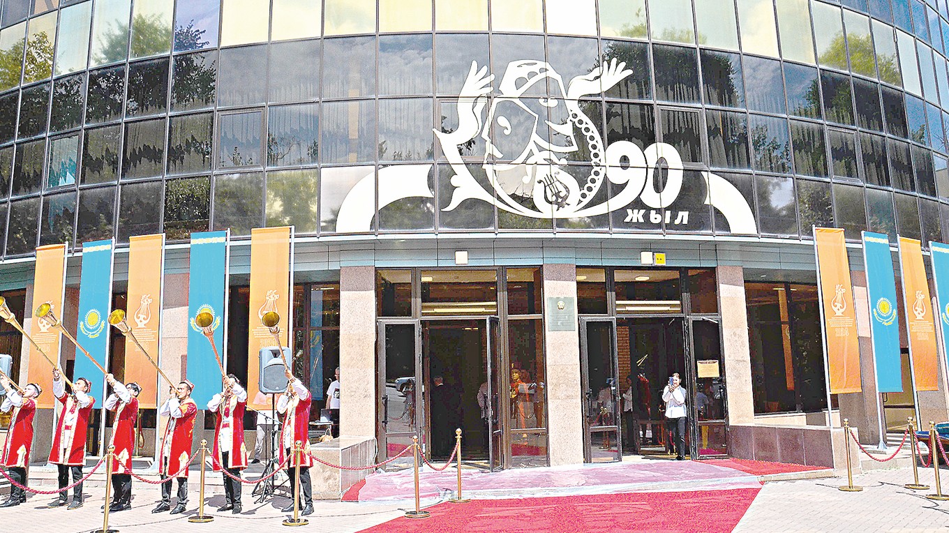 Өнер тұғырындағы тоқсан жыл