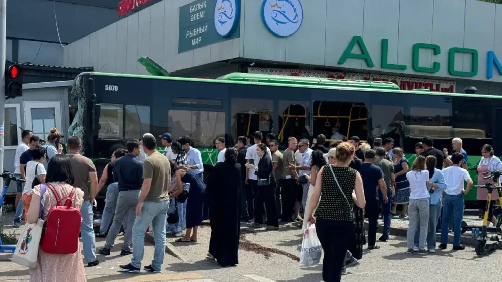 Алматыда жолаушылар автобусы ғимаратқа соғылған