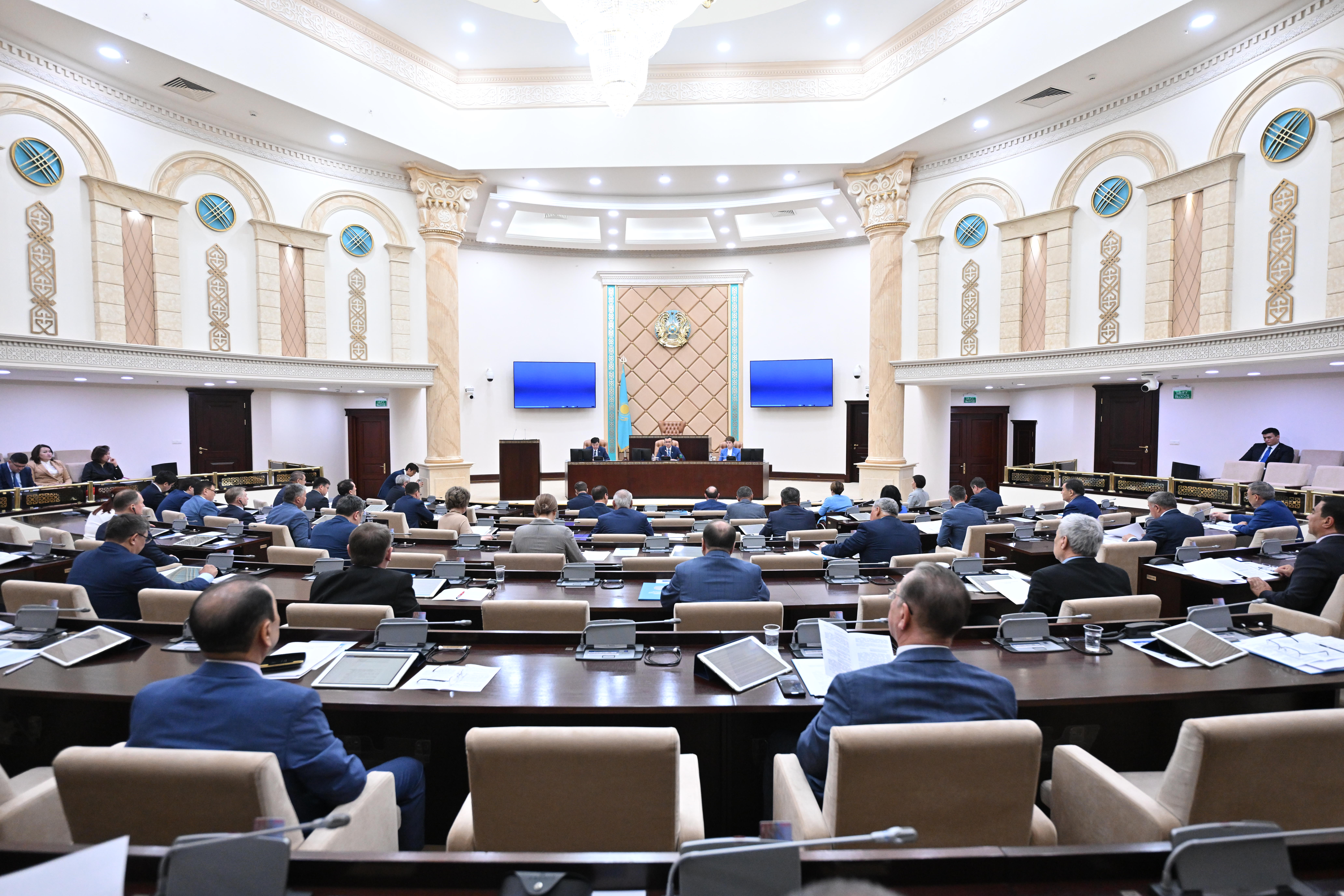 Сенаторлар бірқатар маңызды заңды мақұлдады