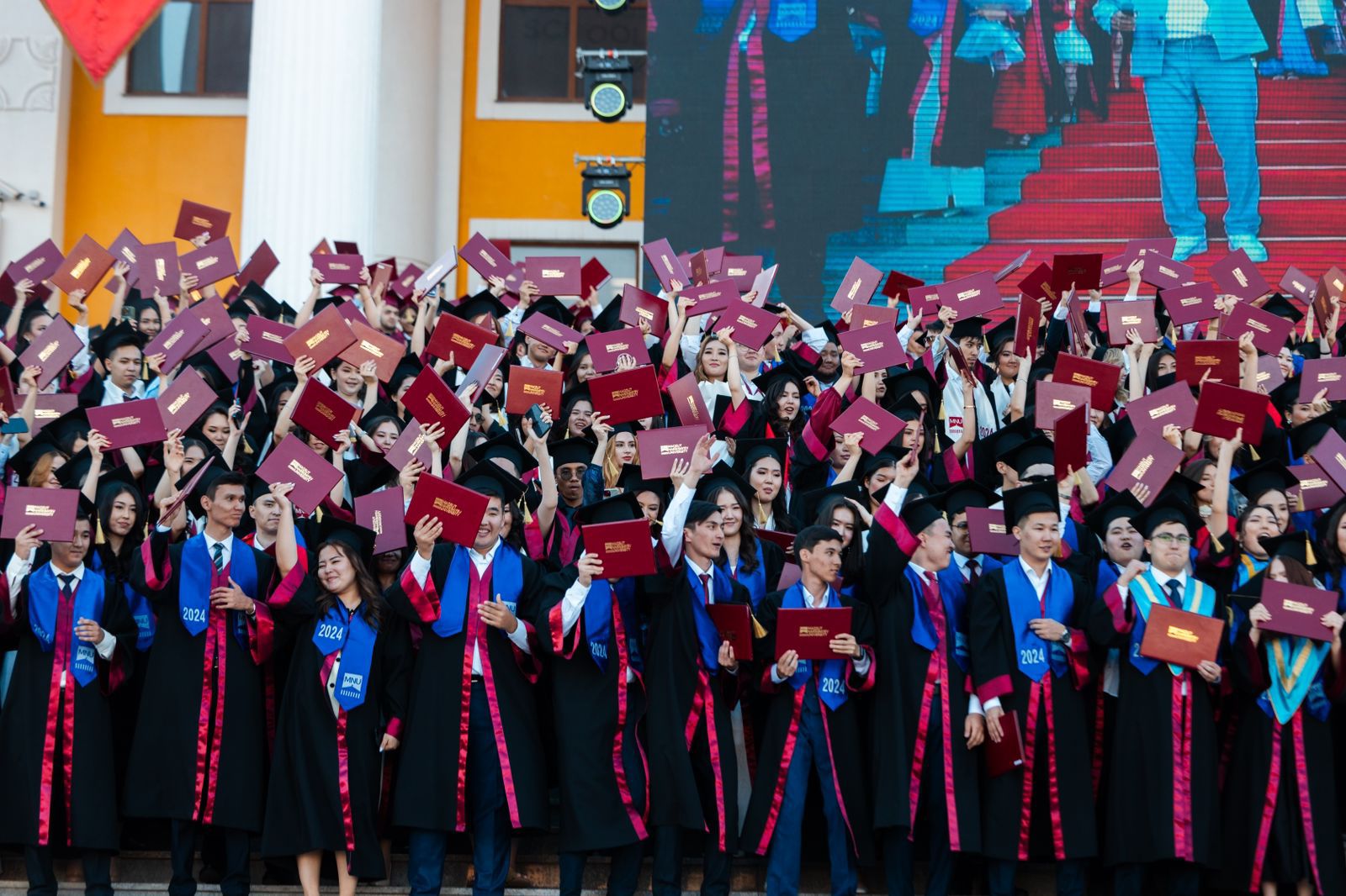Maqsut Narikbayev University 694 түлегін шығарып салды