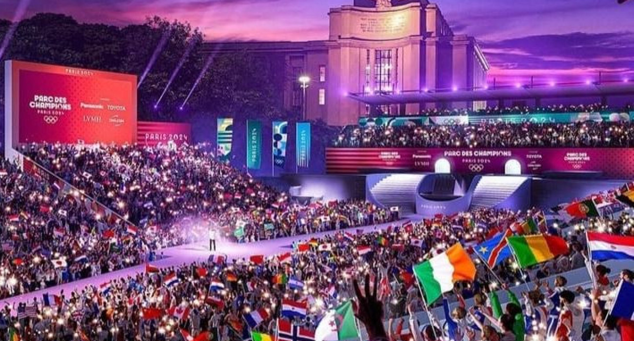 Қызды колготки арқылы астынан ұрған.