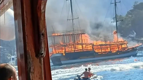 Түркияда туристер мінген кеме отқа оранды