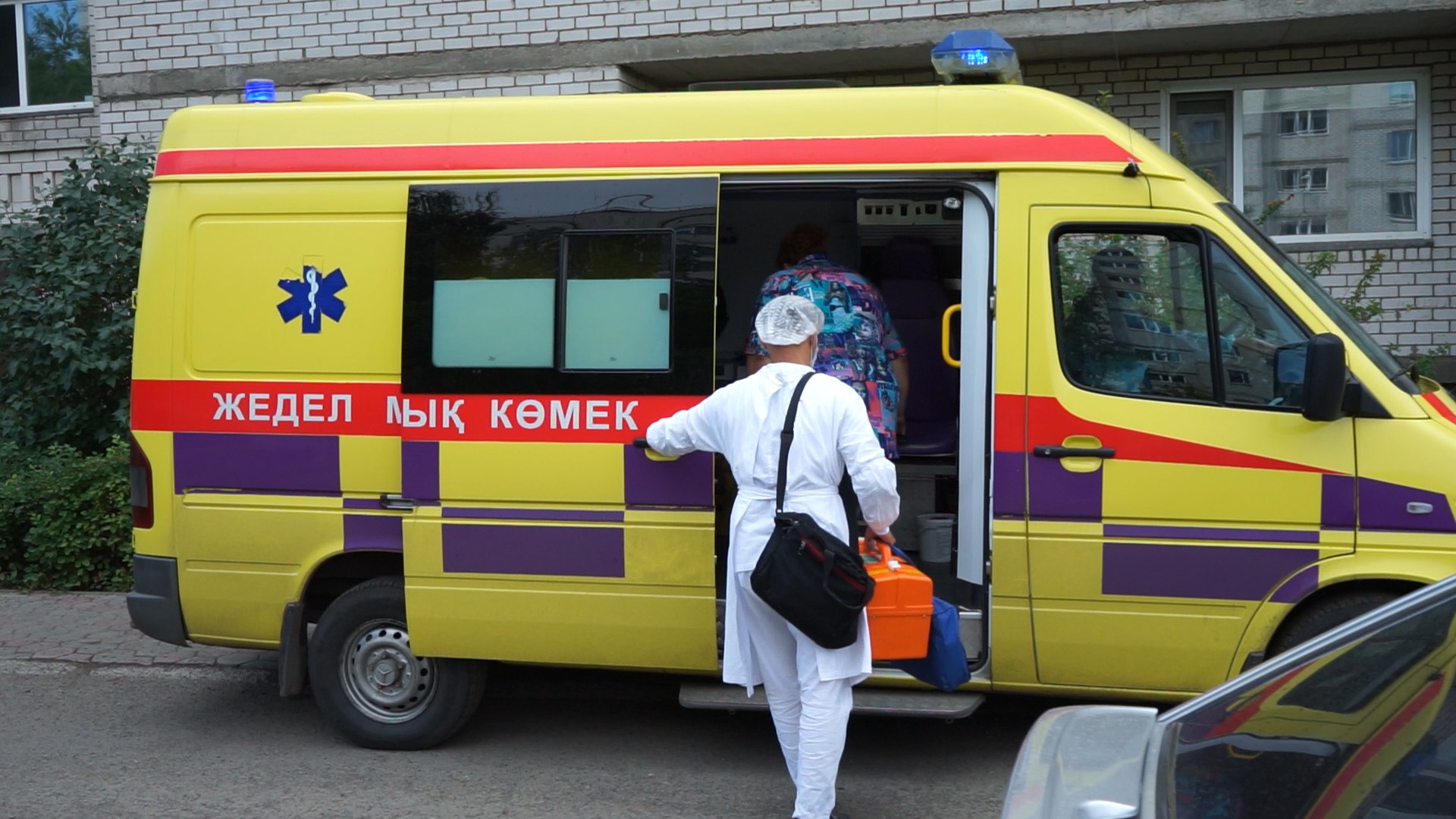 Павлодарда қызметтік борышын атқару кезінде патрульдік полиция инспекторы жараланды