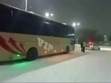 Полицейлер жолда қалған шетелдік жолаушыларға көмек көрсетті