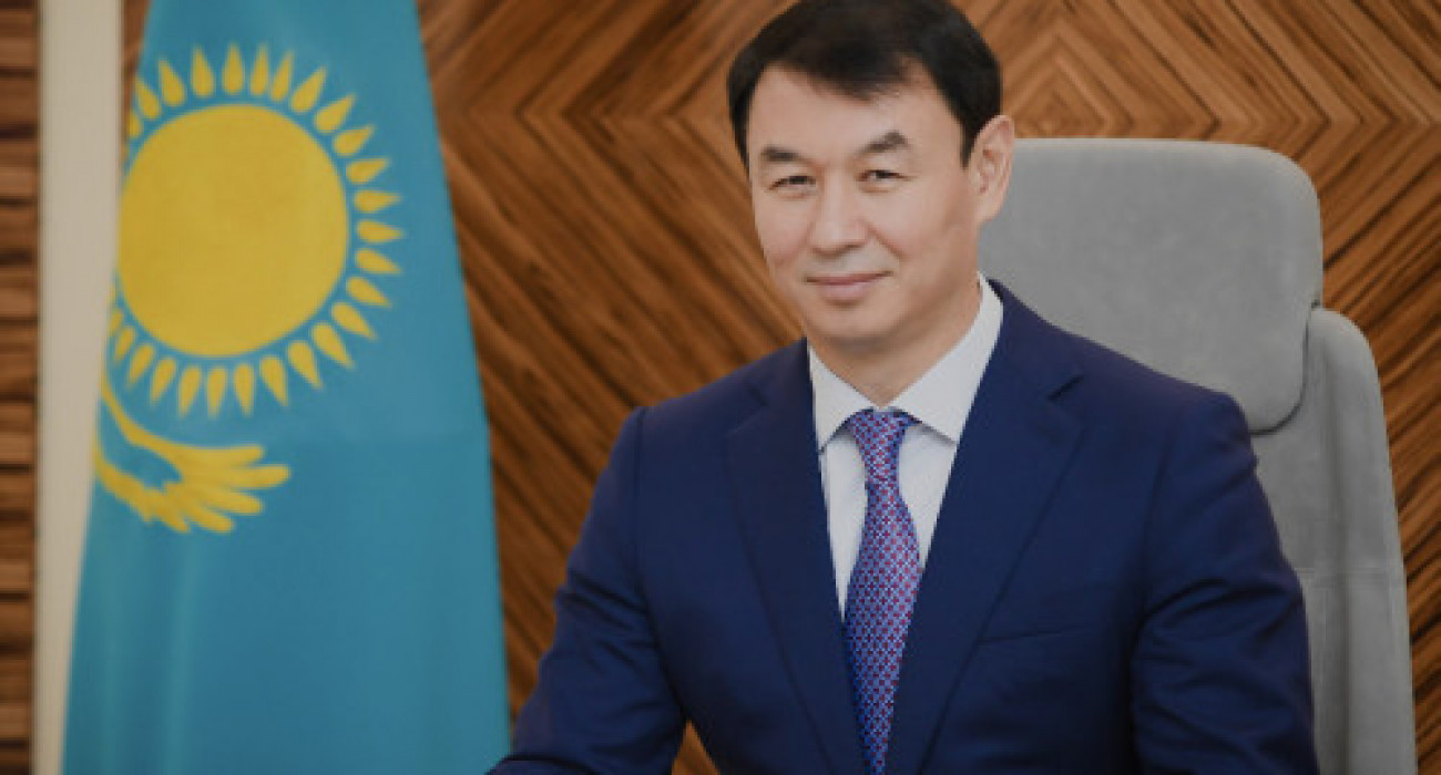 Анальды секс қияр Әйелдер жақыннан зәр шығаруда