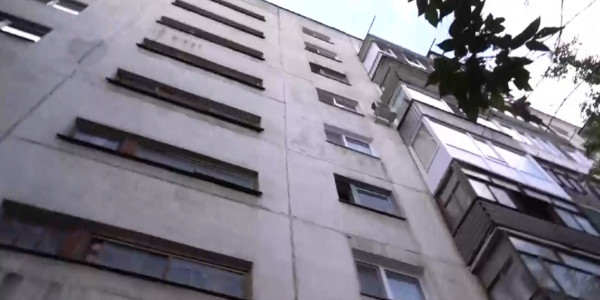 Астанада жасөспірім көпқабатты үйдің терезесінен құлап кетті