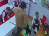 Атырауда бүлдіршінді тепкен тәрбиеші жұмыстан қуылды