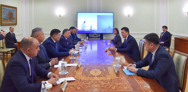 Мәжіліс фракцияларының жетекшілерімен кездесті