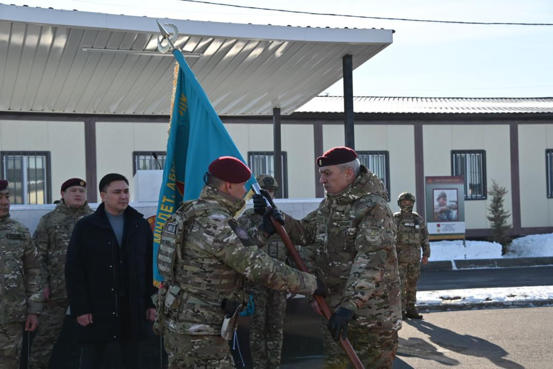 Қорғаныс министрі  әскери бөлімге жауынгерлік ту табыстады