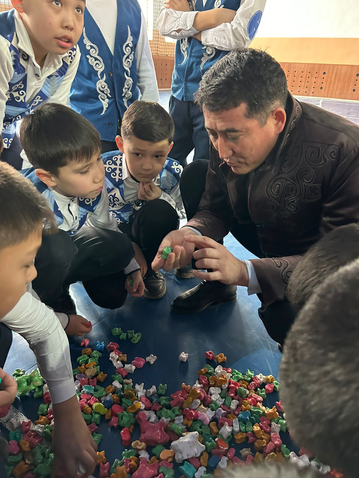 Директор мен оқушылар асық ойнап жүр
