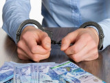Атырауда 300 мың теңге пара алған полицей 6 миллион теңге айыппұл төлейді