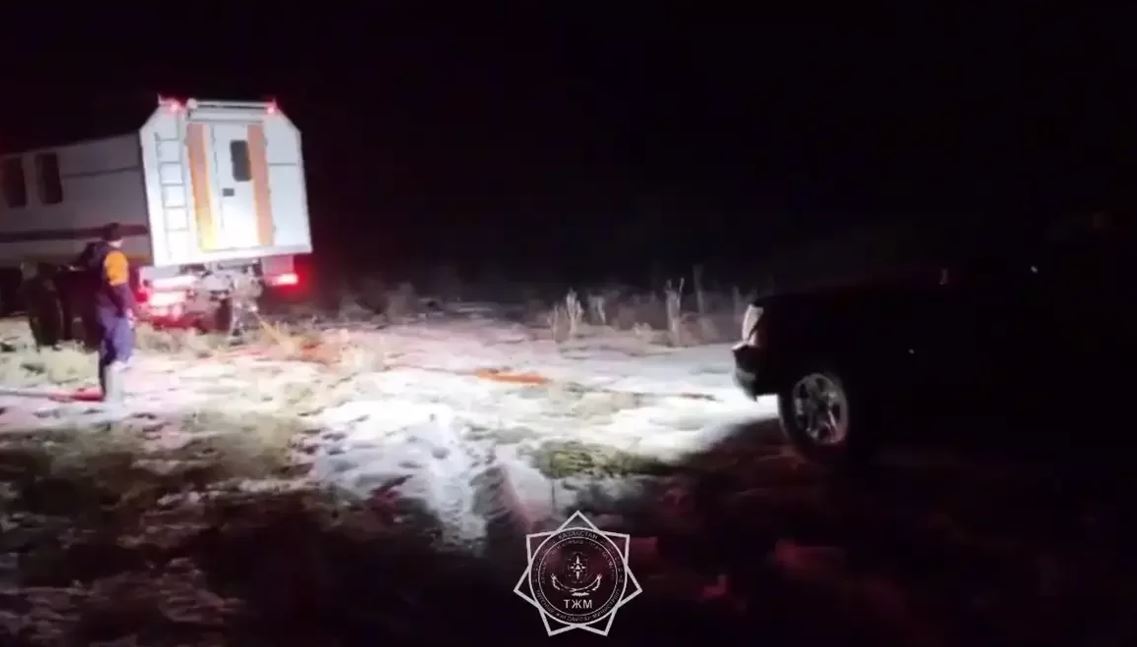 Талдықорғанда екі көлік мұз астына түсіп кеткен