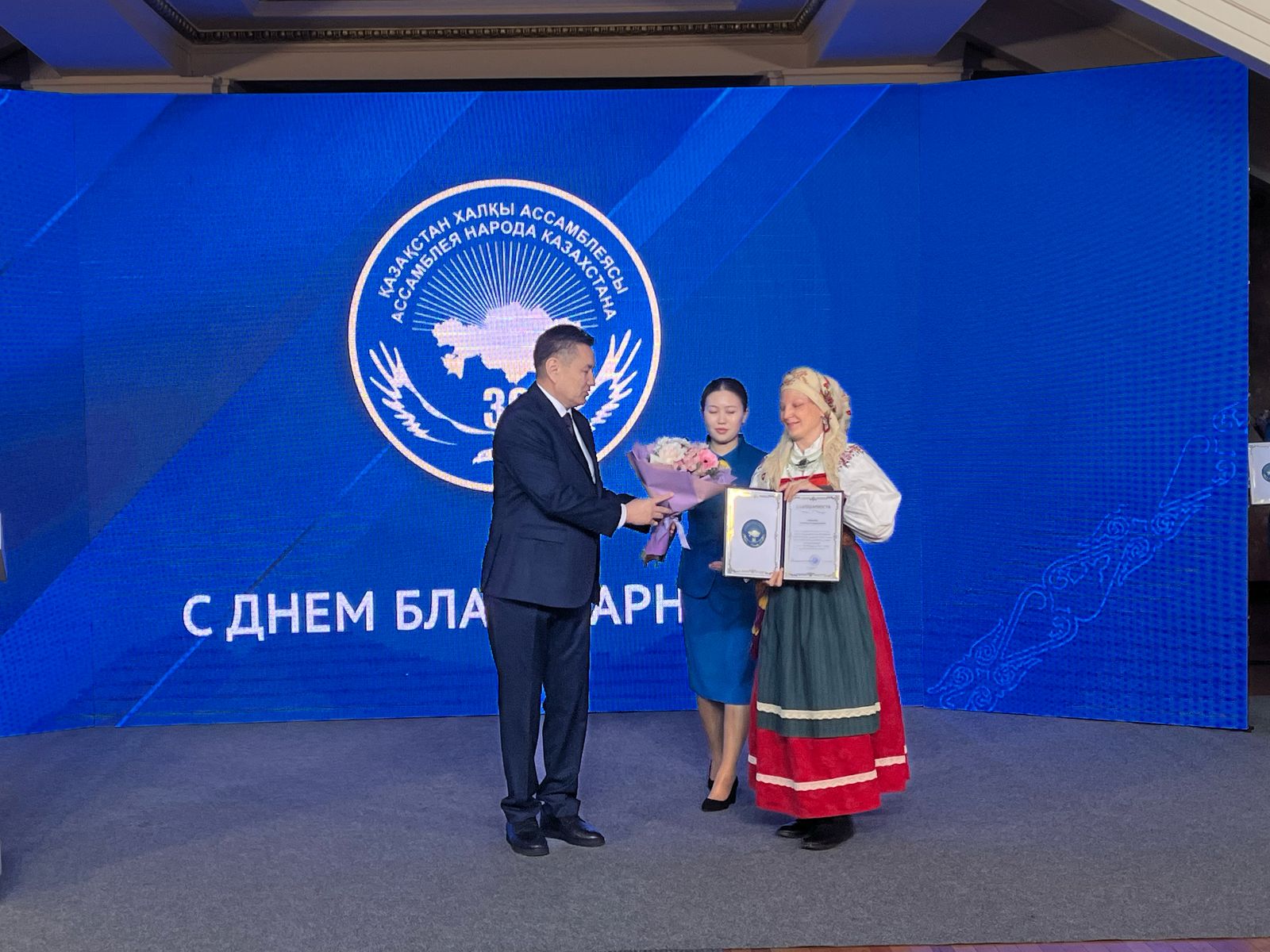Өскеменде Ассамблеяның 30 жылдығына арналған ескерткіш тақта ашылды