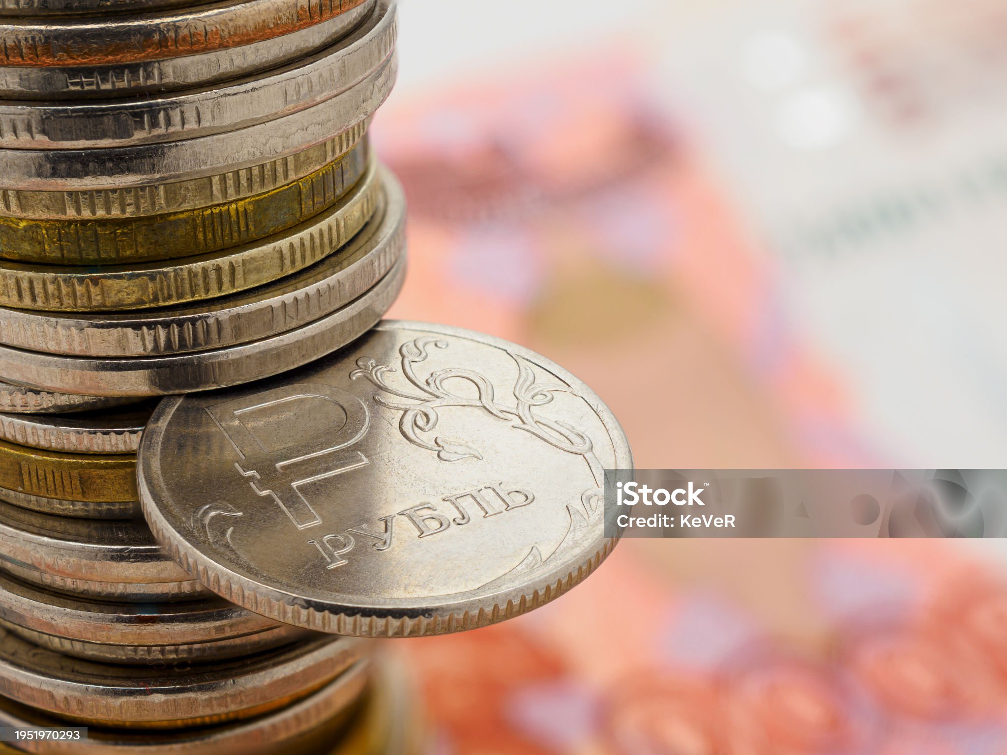 Теңге мен рубльдің арасы алшақтады