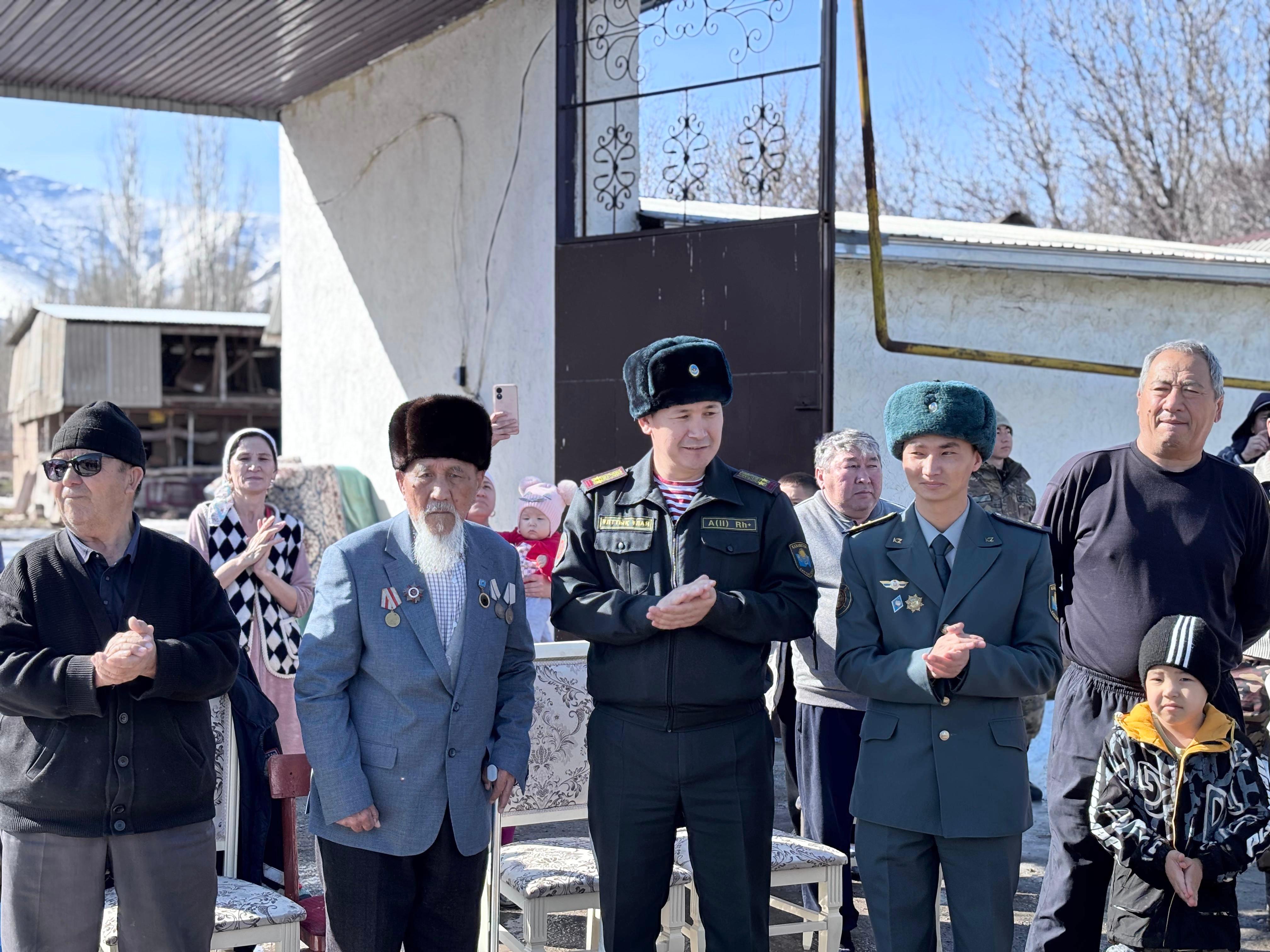 Екі ардагерге әлеуметтік жәрдемақы төленді