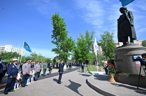 Сенат Төрағасы Мәншүк Мәметованың ескерткішіне гүл шоқтарын қойды