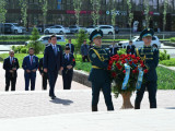 Мәжіліс төрағасы Бауыржан Момышұлының ескерткішіне гүл шоқтарын қойды