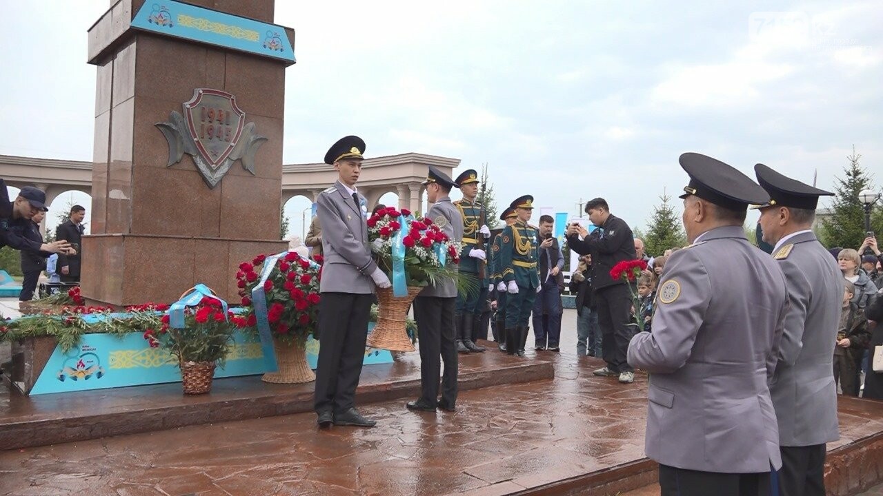 Даңқ аллеясы гүл дестелерімен көмкерілді