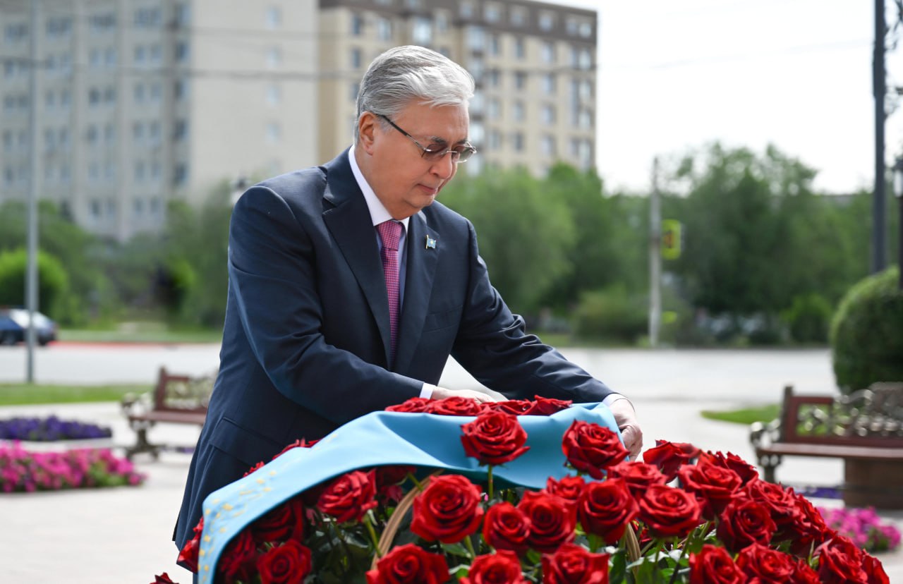 Президент Әлия Молдағұлованың ескерткішіне гүл шоғын қойды