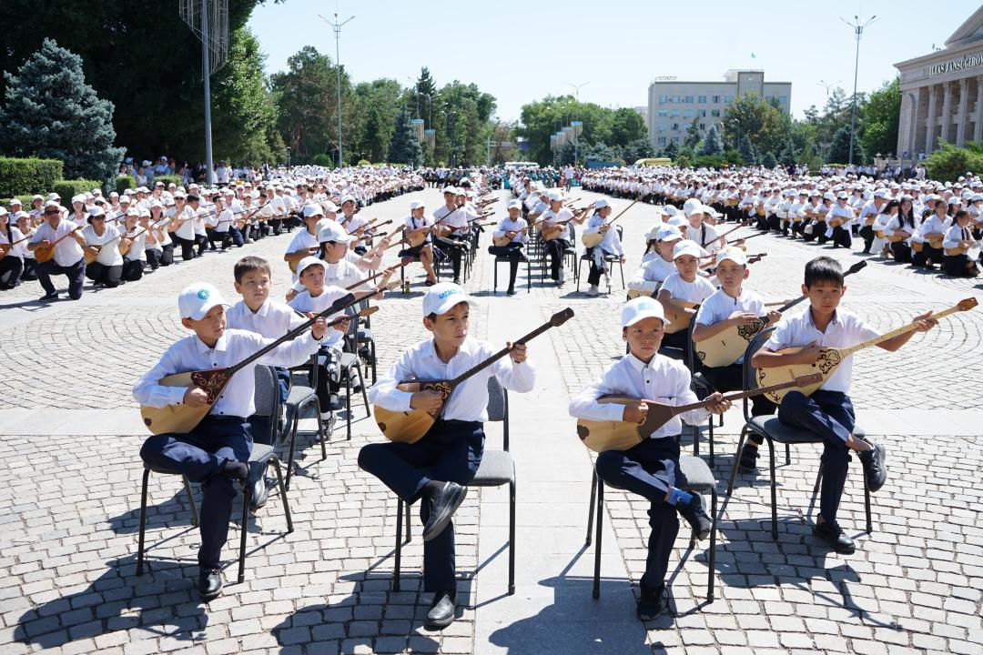 Жетісуда 5000 адам бір мезетте күй тартып, рекорд орнатты
