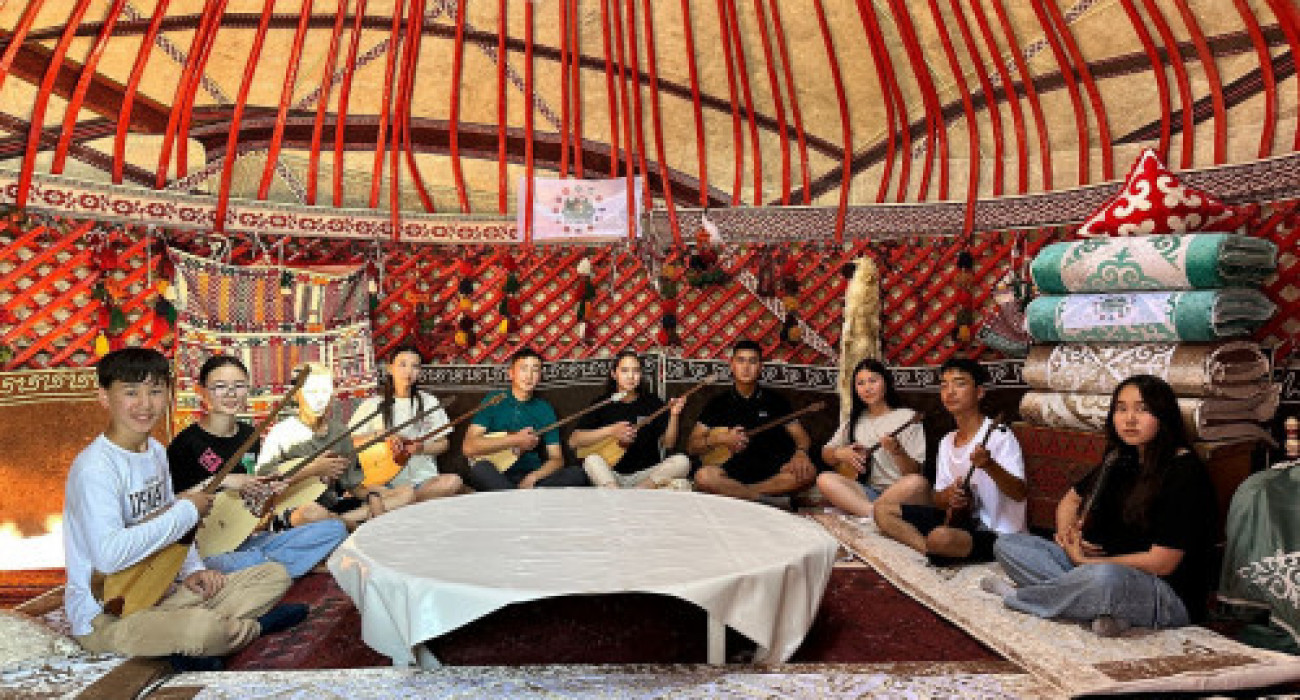 Кеуде массажы және оргазм Орыстың ұлы анасымен жыныстық қатынасқа түскен видеоны қараңыз.