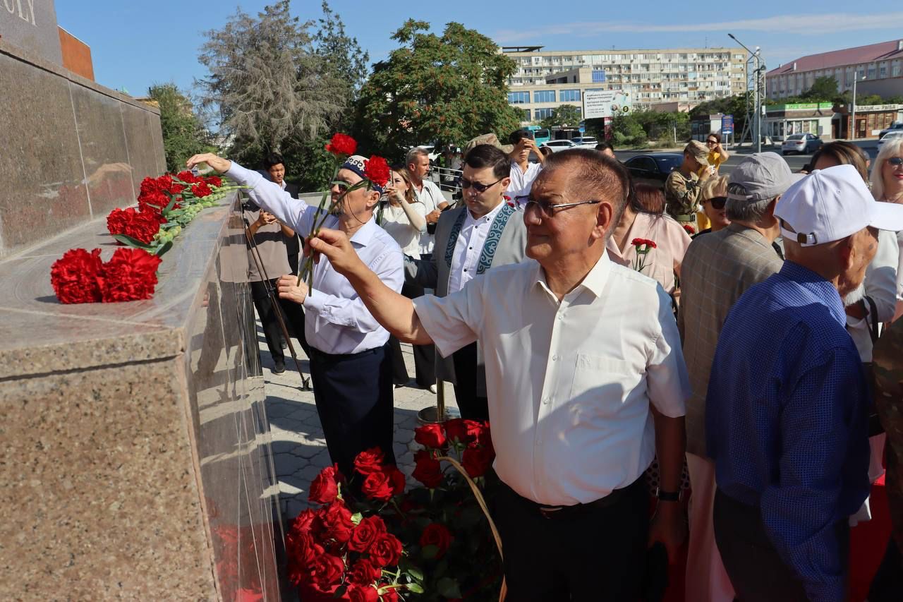 Ақтау қаласында Абай ескерткішіне гүл шоқтары қойылды