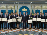 Президент дарынды оқушыларға қаржылай сыйақы табыстады