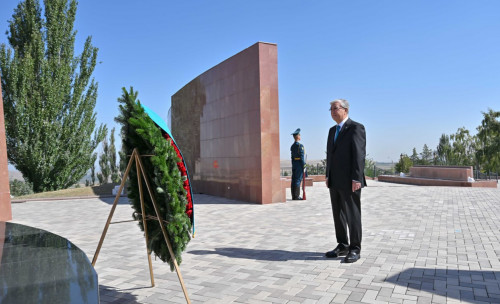 Президент «Ата бейіт» ұлттық тарихи-мемориалдық кешеніне зиярат етті