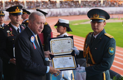 Қазақ офицері Ердоғанның қолынан диплом алды