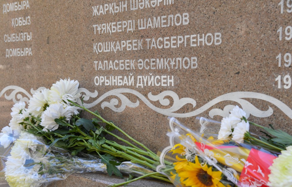 Күйшілер есімі қашалған белгітас