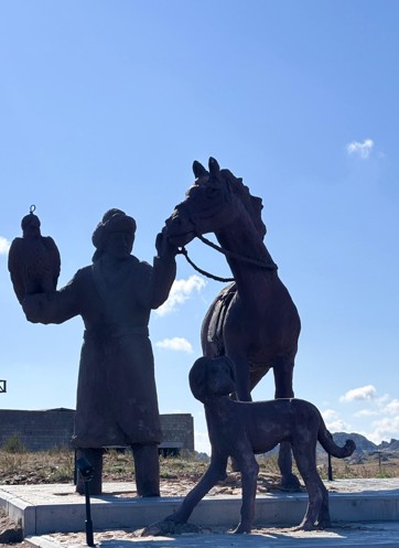 Құсбегінің есімі неге ескерілмейді?