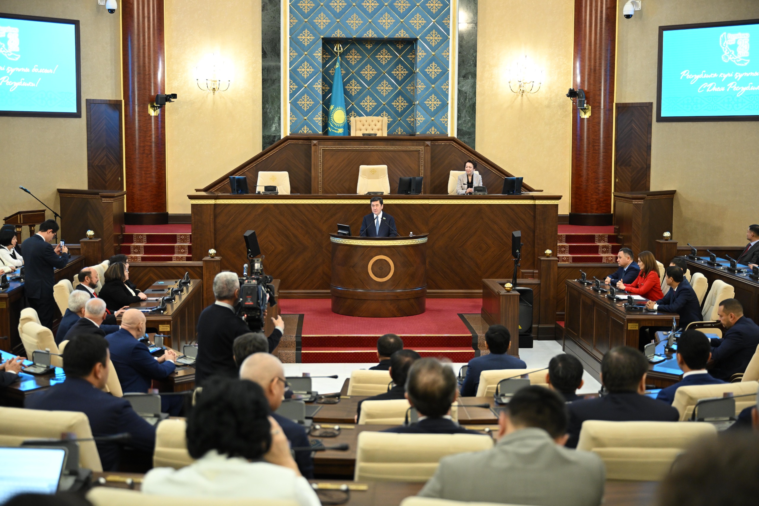 Мәжілістің депутаттары мен аппарат қызметкерлері марапатталды