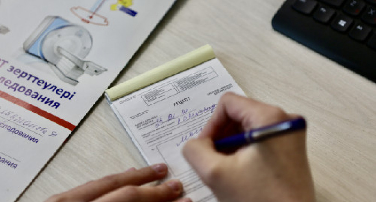 Әйелі тамақ пісіріп жатқанда асүйдегі порно