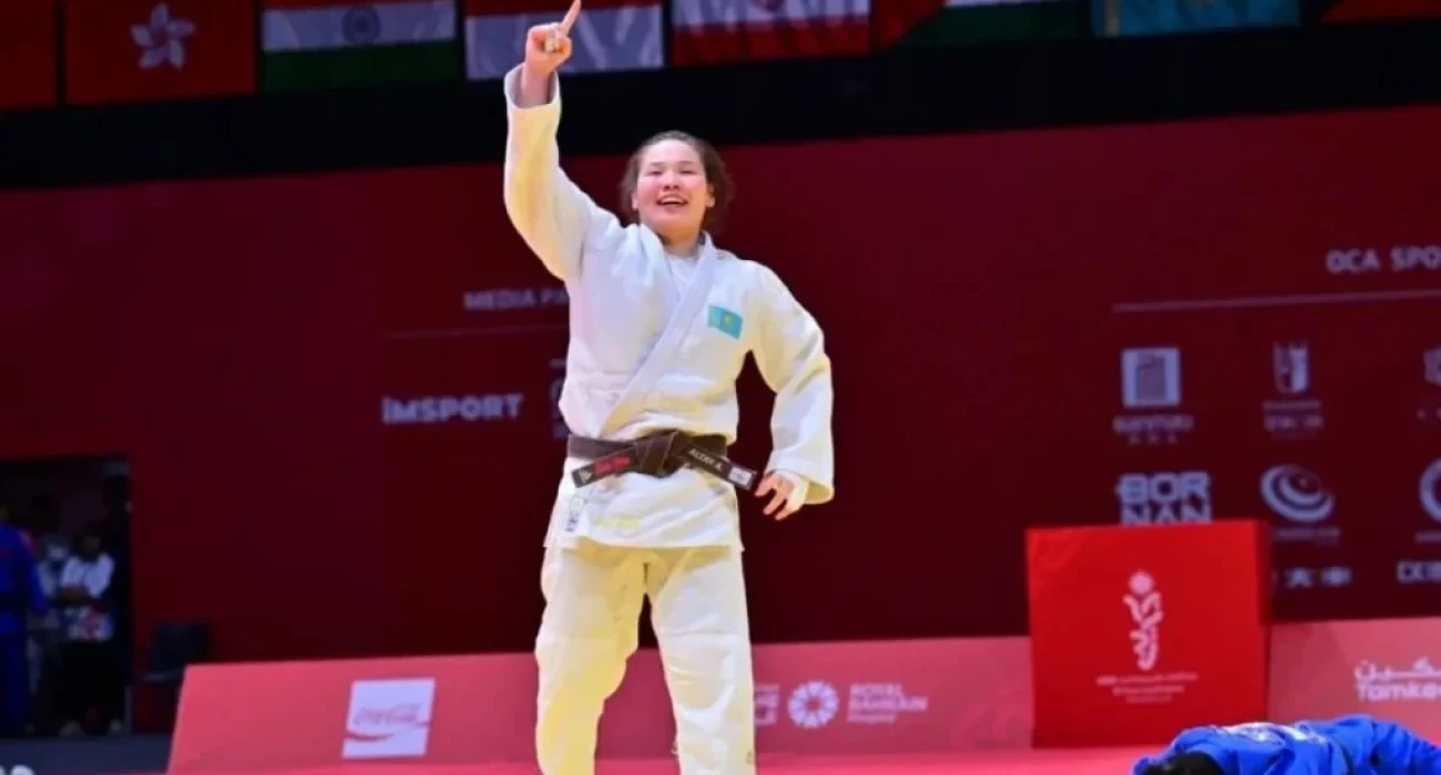 Кең жамбас порносын онлайн көріңіз Үлкен сиськи және қара әтештер