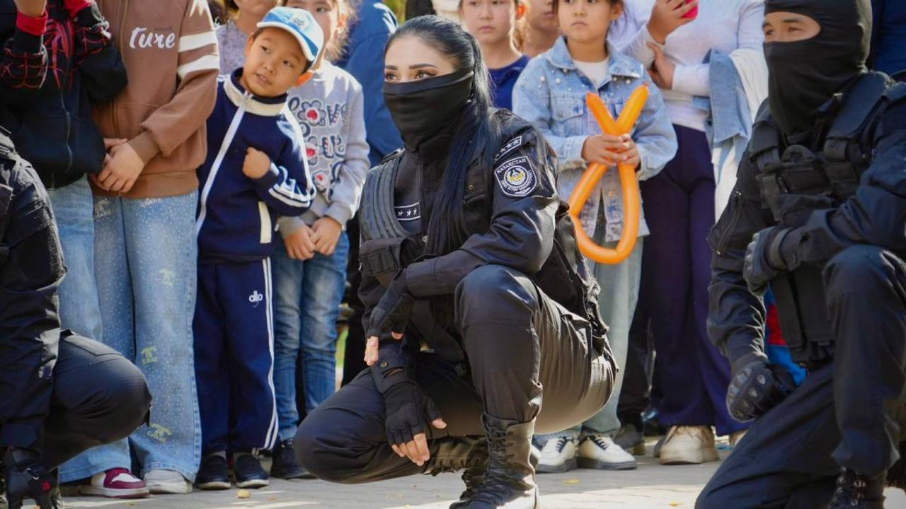 Шымкентте полиция балаларға мультфильм көрсетті