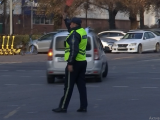 Алматыда жол қозғалысын реттеп тұрған полицейді көлік қағып кетті