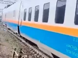 «Пойыз жүріп келе жатқан»: Вагондардың біріне автомобиль соғылған