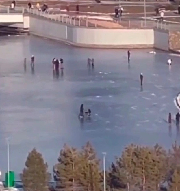 Ескертуді елемей ме: Астаналықтар Ботаникалық бақтағы жұқа мұздың үстінде серуендеп жүр