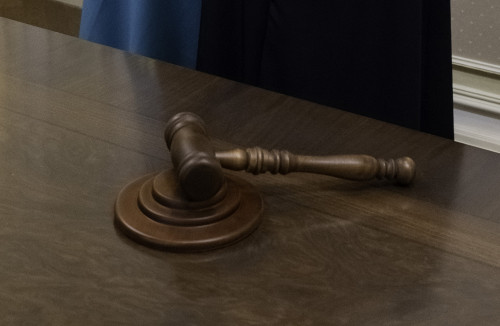 Балаларын терезеден лақтырып жіберген әйел қылмыстық жауапкершіліктен құтылды