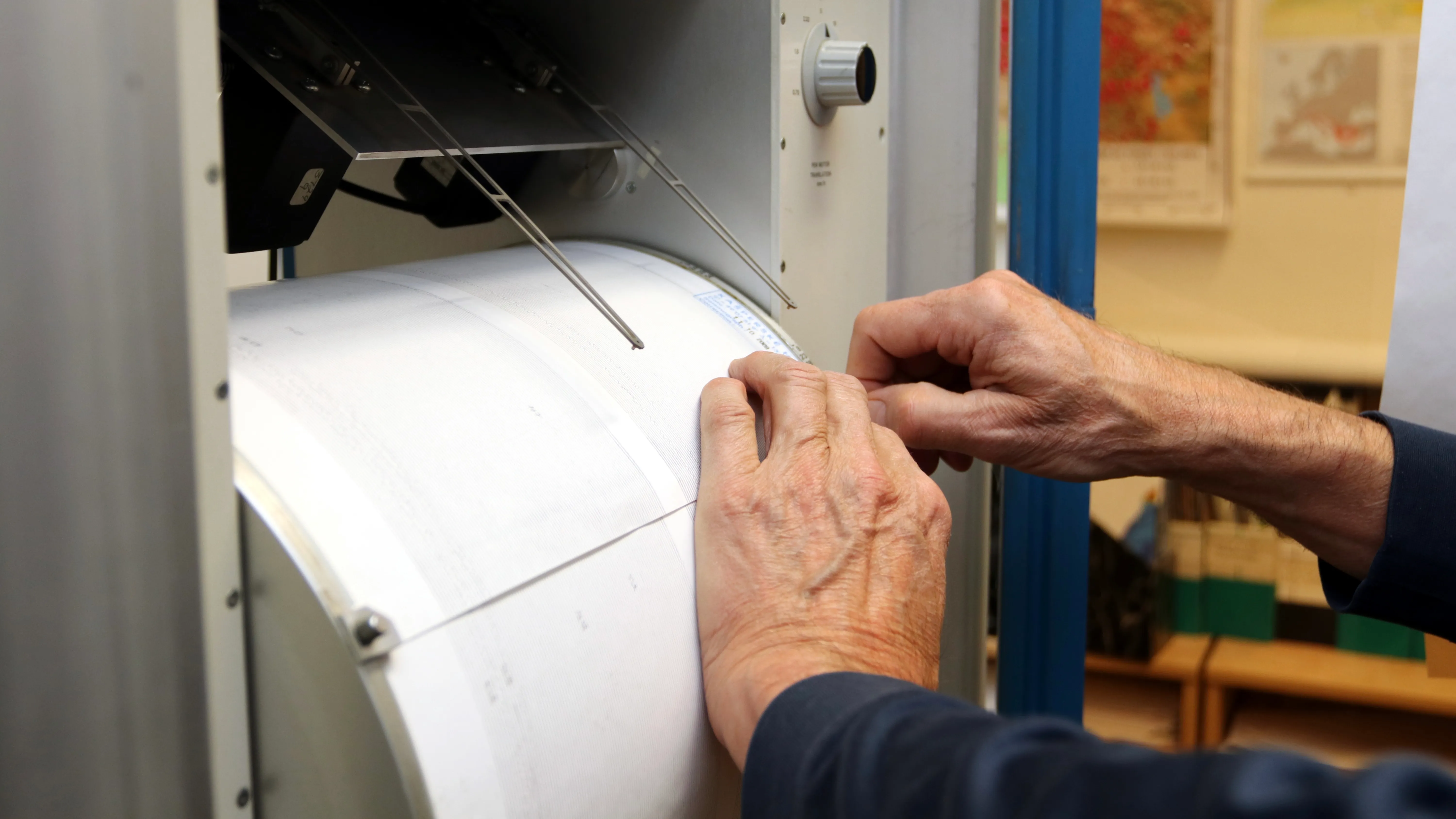 Алматыдағы жер сілкінісі: Полицейлер мен өрт сөндірушілер аумақтарды аралап жүр